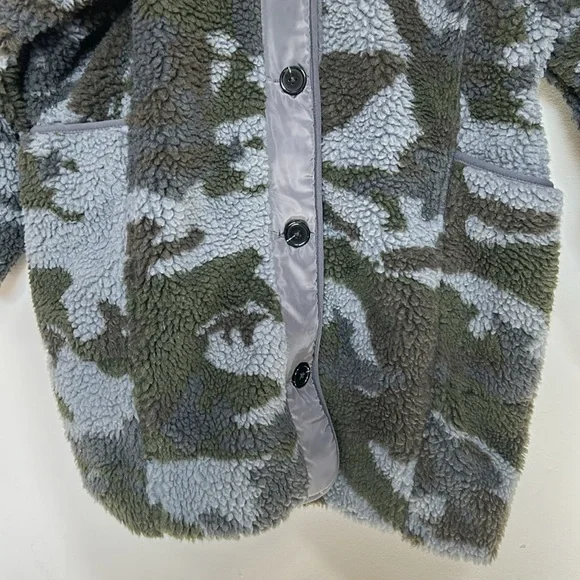 American Eagle Outfitters Camo Sherpa coat xl - Picture 5 of 11